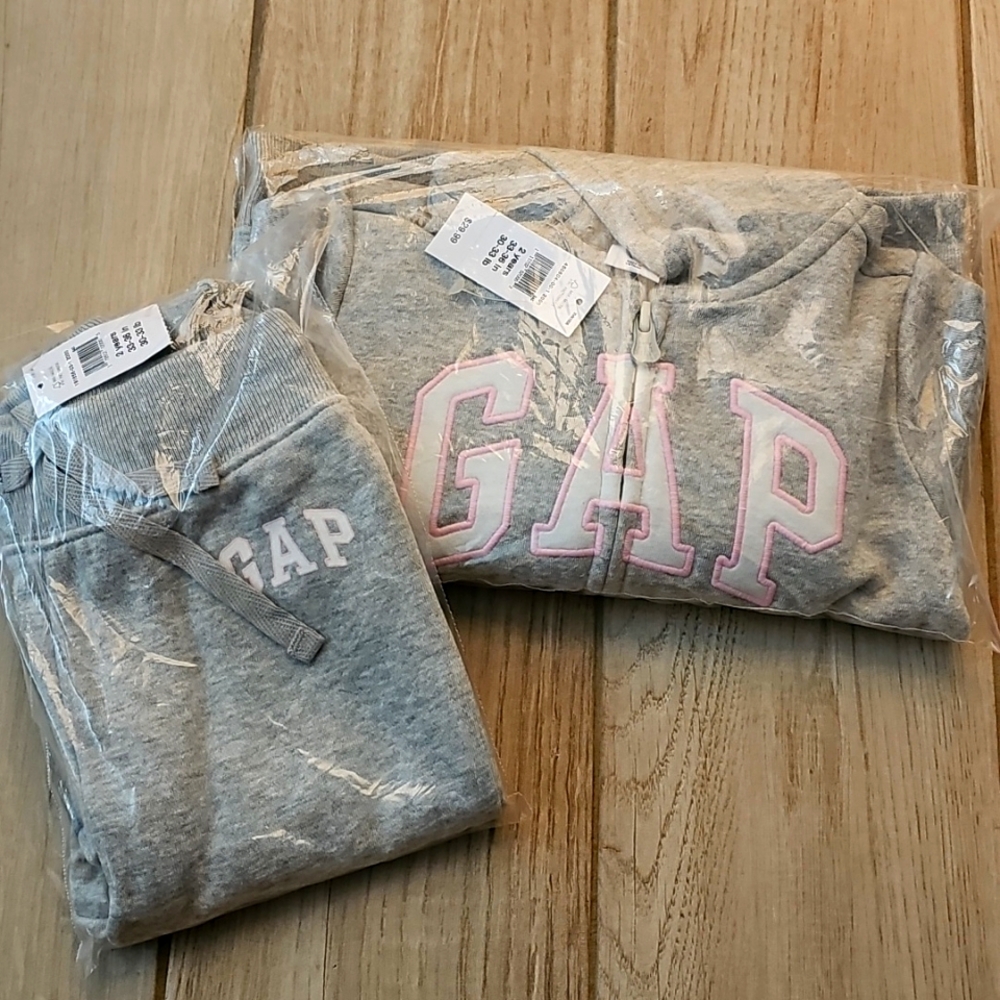 NWT - Baby Gap 2 Piece Set - Zip hoodie and sweatpants, size 2 years